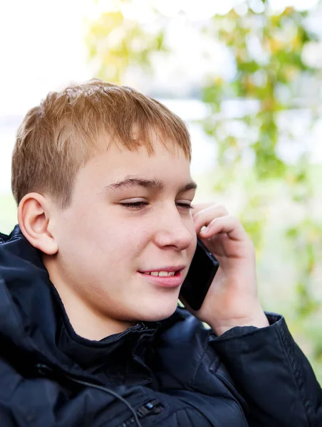 Nastolatek z telefonem — Zdjęcie stockowe