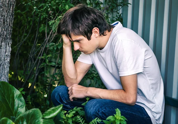 Triste giovane uomo — Foto Stock