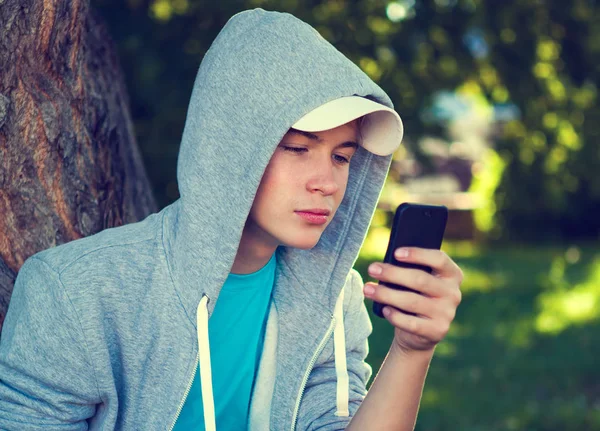 Adolescente con un telefono — Foto Stock