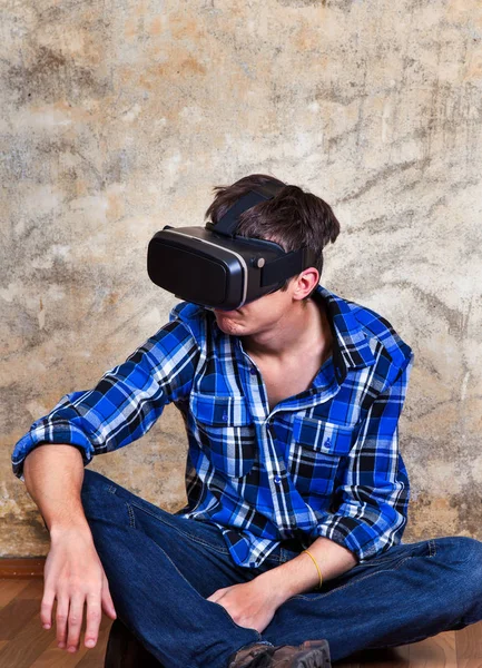Hombre joven en gafas VR — Foto de Stock