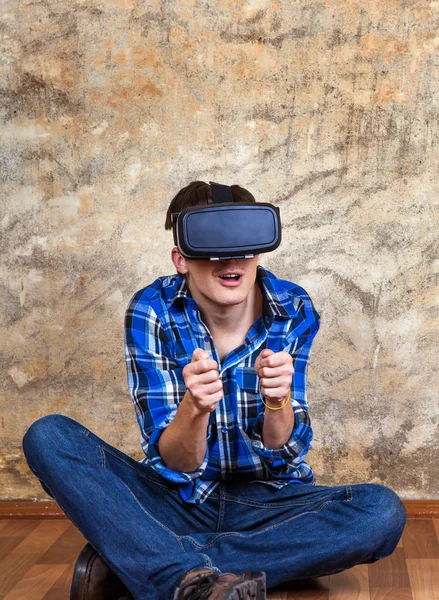 Hombre joven en gafas VR — Foto de Stock