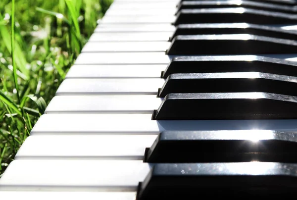 Teclado de piano ao ar livre — Fotografia de Stock