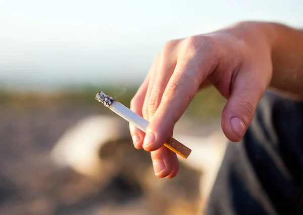 Person mit einer Zigarette — Stockfoto