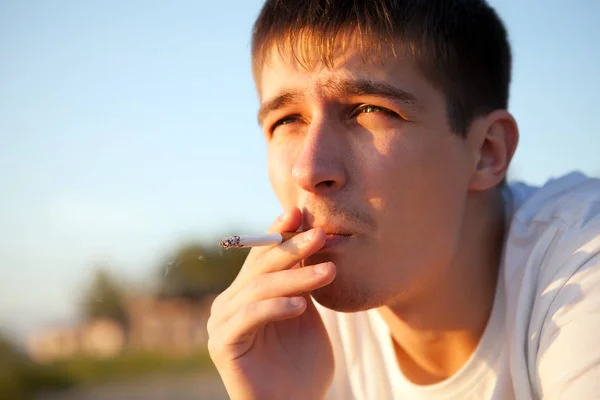 Jonge man met een sigaret — Stockfoto