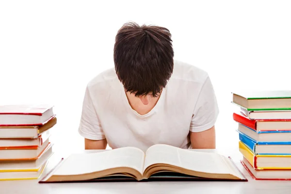 Уставший студент с книгами — стоковое фото
