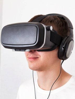 Vr gözlüklü genç adam