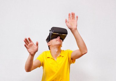 Vr gözlüklü genç adam