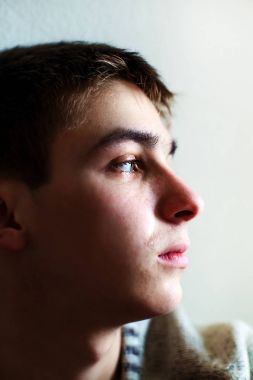 Üzgün genç adam.