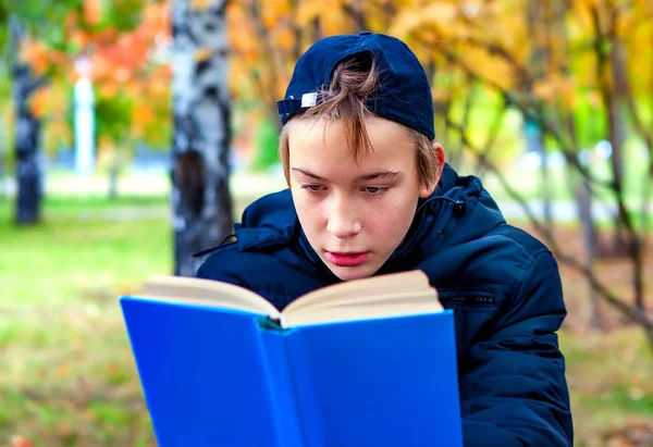 Tonåring med boken — Stockfoto
