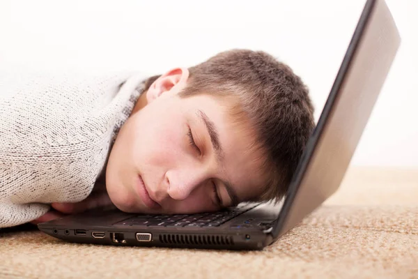 Homem dormir no laptop — Fotografia de Stock