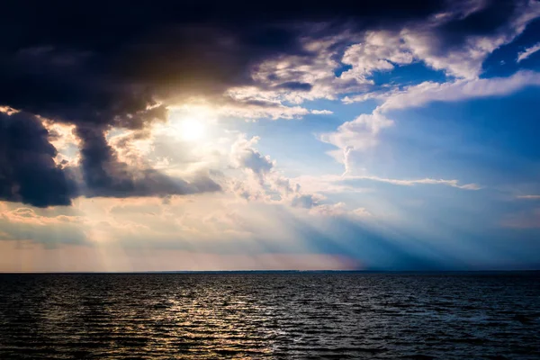 Landschap van de zonsondergang aan zee — Stockfoto