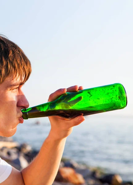 Young Man drinken een biertje — Stockfoto