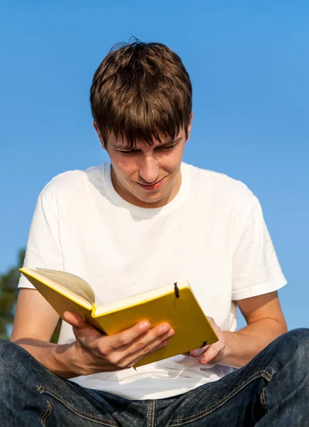 Studente con un libro — Foto Stock