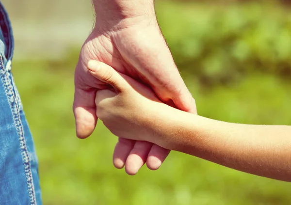 Padre e Mani di Bambino — Foto Stock