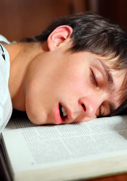 Studente dormire sul libro — Foto Stock