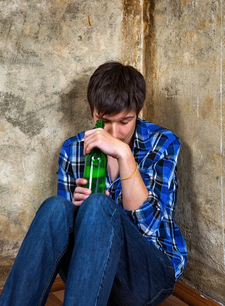 Trauriger junger Mann mit einem Bier — Stockfoto