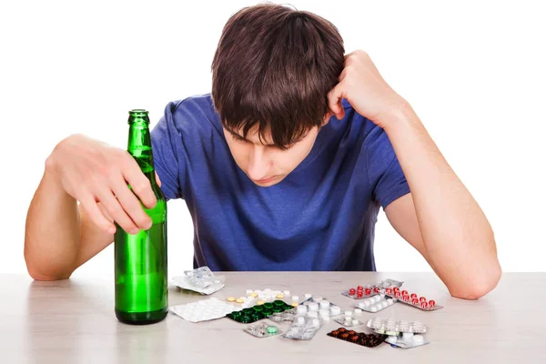 Joven con una cerveza — Foto de Stock