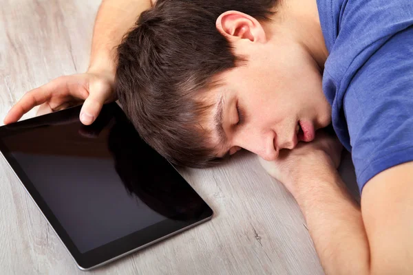Joven duerme con una tableta — Foto de Stock