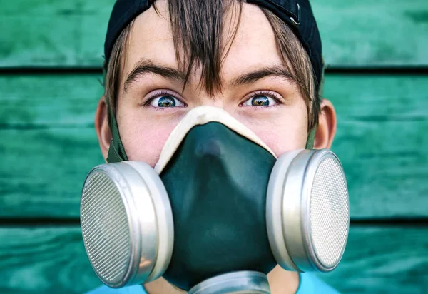 Garçon dans le masque à gaz — Photo