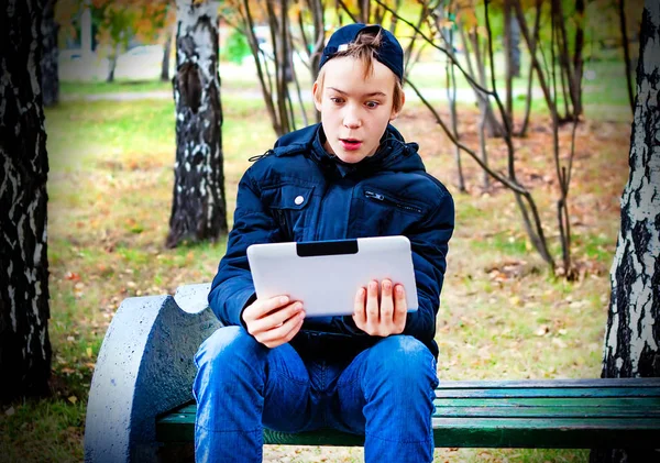 Adolescent avec une tablette — Photo