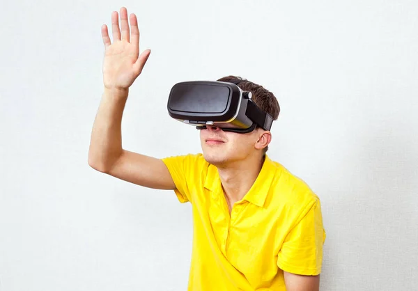 Hombre en gafas VR — Foto de Stock