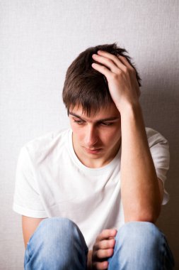 Üzgün genç adam.