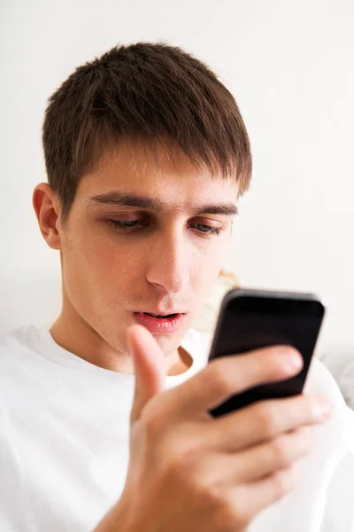 Jeune homme avec un téléphone — Photo