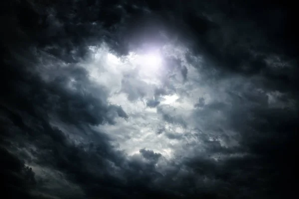 Cloudscape met een licht — Stockfoto