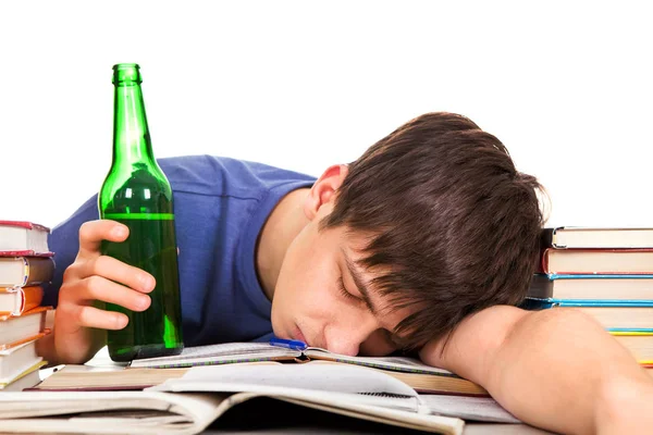 Estudante dorme com uma cerveja — Fotografia de Stock