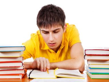 Öğrenci kitap okumak