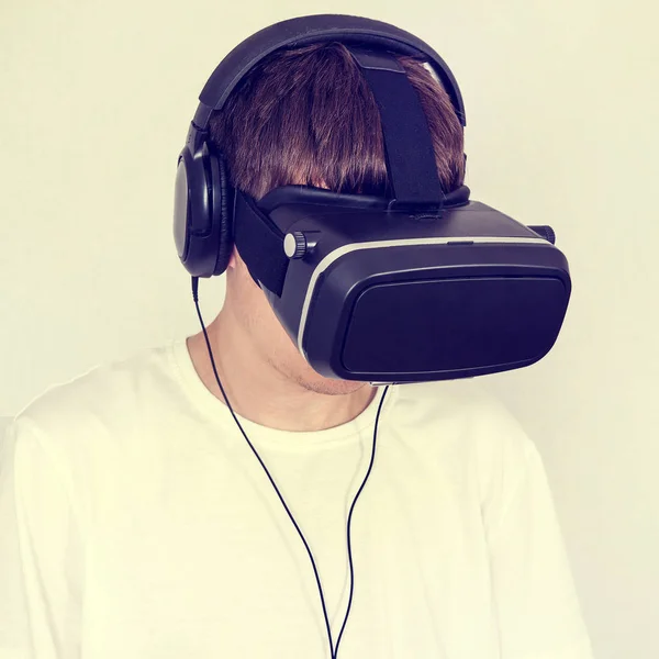 Hombre en gafas VR — Foto de Stock