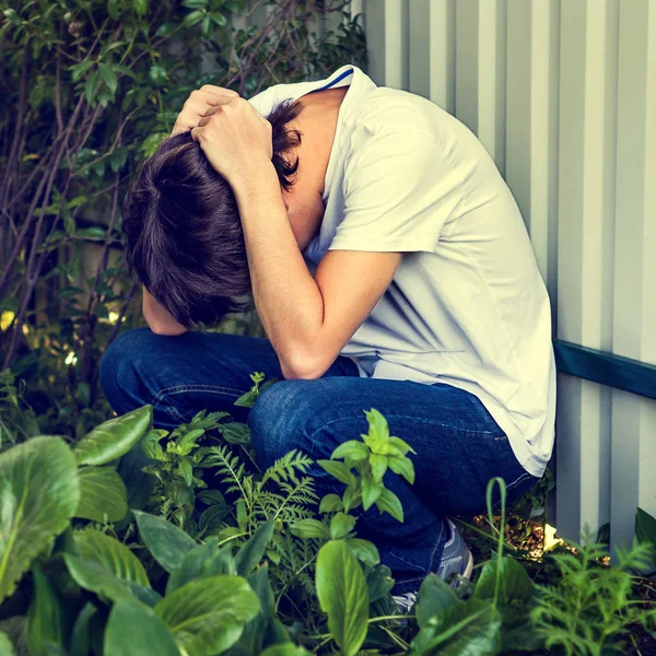 Triste joven hombre al aire libre — Foto de Stock