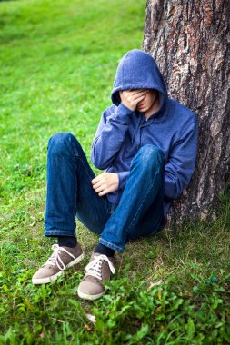 üzgün bir genç adam açık