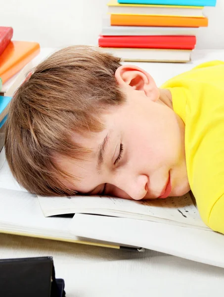 Kind slaap met een boeken — Stockfoto