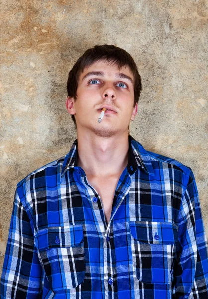 若い男の喫煙 — ストック写真