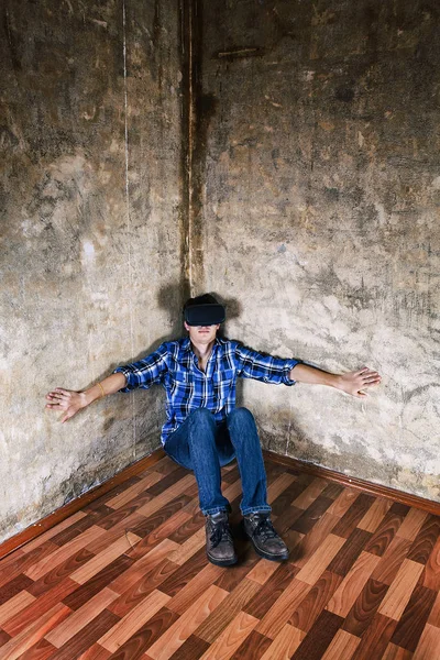 Vr maskeli genç adam