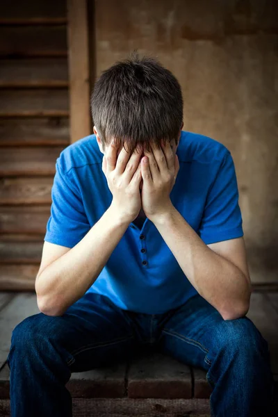 Triste joven hombre al aire libre — Foto de Stock