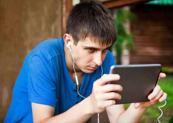 Joven con una tableta —  Fotos de Stock