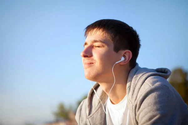 Ο τύπος να ακούσετε τη μουσική — Φωτογραφία Αρχείου