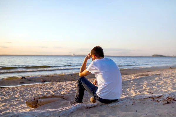 Solitario giovane uomo all'aperto — Foto Stock