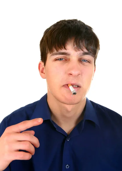 Молодой человек курит — стоковое фото