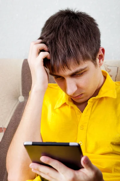 Mladý muž s tabletem — Stock fotografie