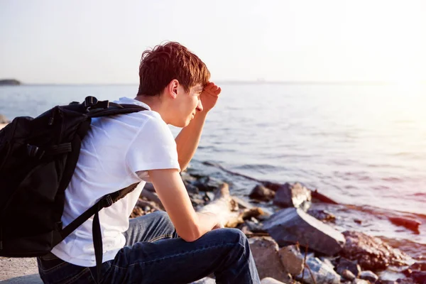 Jonge man aan zee — Stockfoto