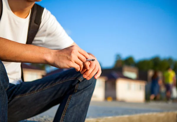 Person med en cigarett — Stockfoto