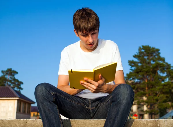 Young Man Lees een boek — Stockfoto