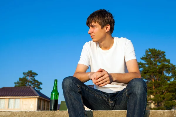 Jovem com uma cerveja — Fotografia de Stock