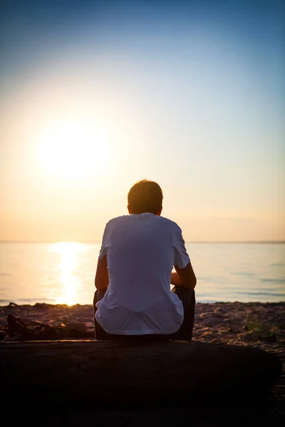 Triste giovanotto al mare — Foto Stock