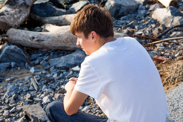 Ragazzo pensieroso all'aperto — Foto Stock