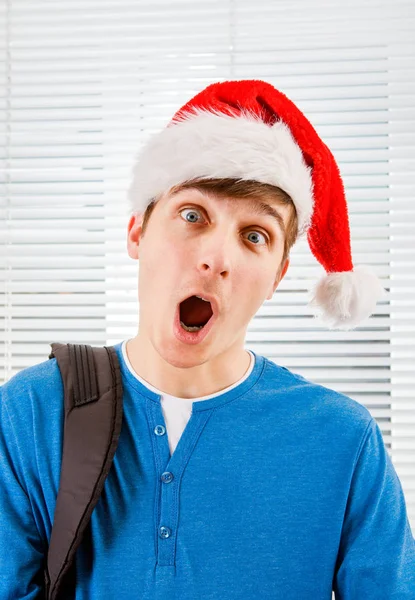 Sorpreso giovane uomo a Babbo Natale cappello — Foto Stock