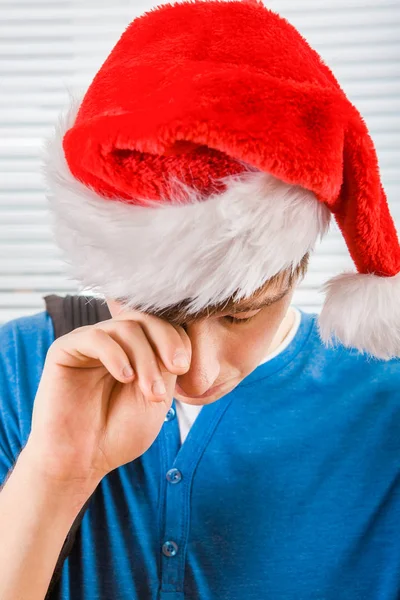 Θλιβερή νεαρός με το καπέλο Santa — Φωτογραφία Αρχείου